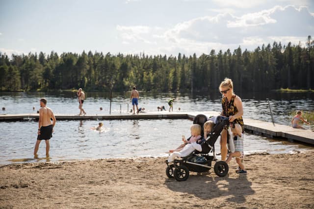 Bad och lek i Ånnabodasjön som ligger en stenkast från campingen First Camp Ånnaboda - Örebro.