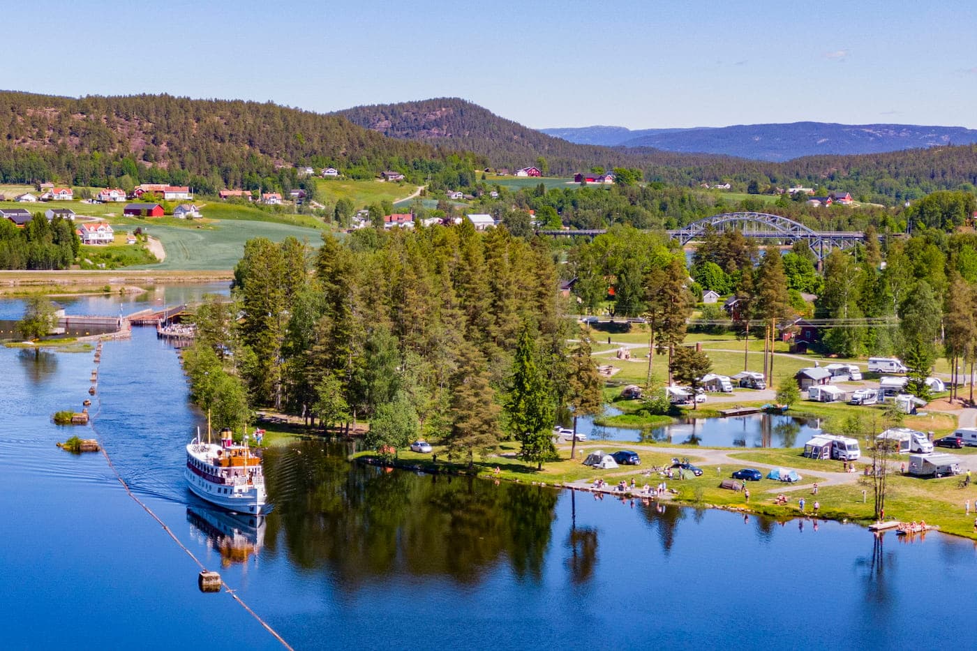 Camping vid Telemarkskanalen i Norge med vacker utsikt och många aktiviteter. First Camp Lunde - Telemark