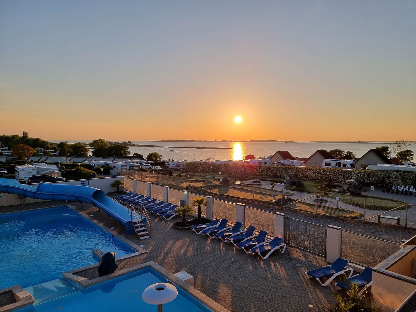 Böjden strand, Camping med pool