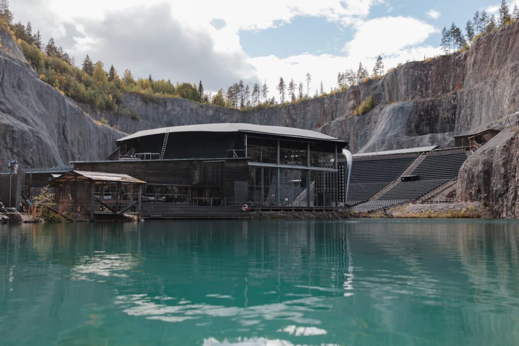 Hitta boende nära Dalhalla kalkbrott arena med buss direkt från boendet.