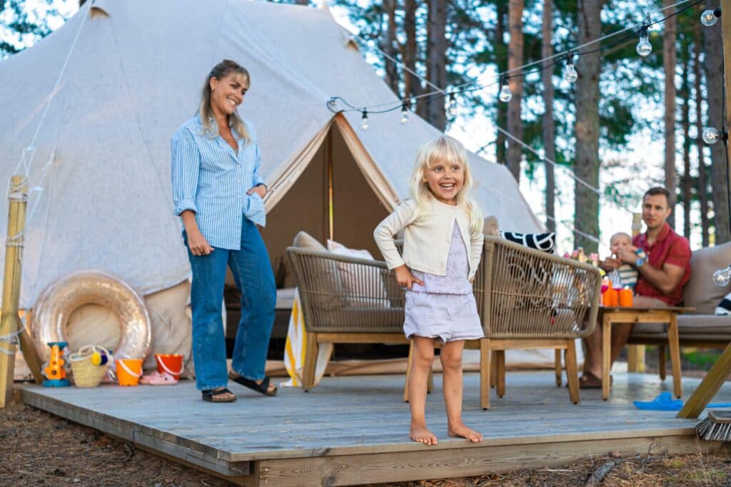 Upplev charmen med glamping på First Camp, som att bo i tält fast lite extra bekvämt. Boka glamping nu.